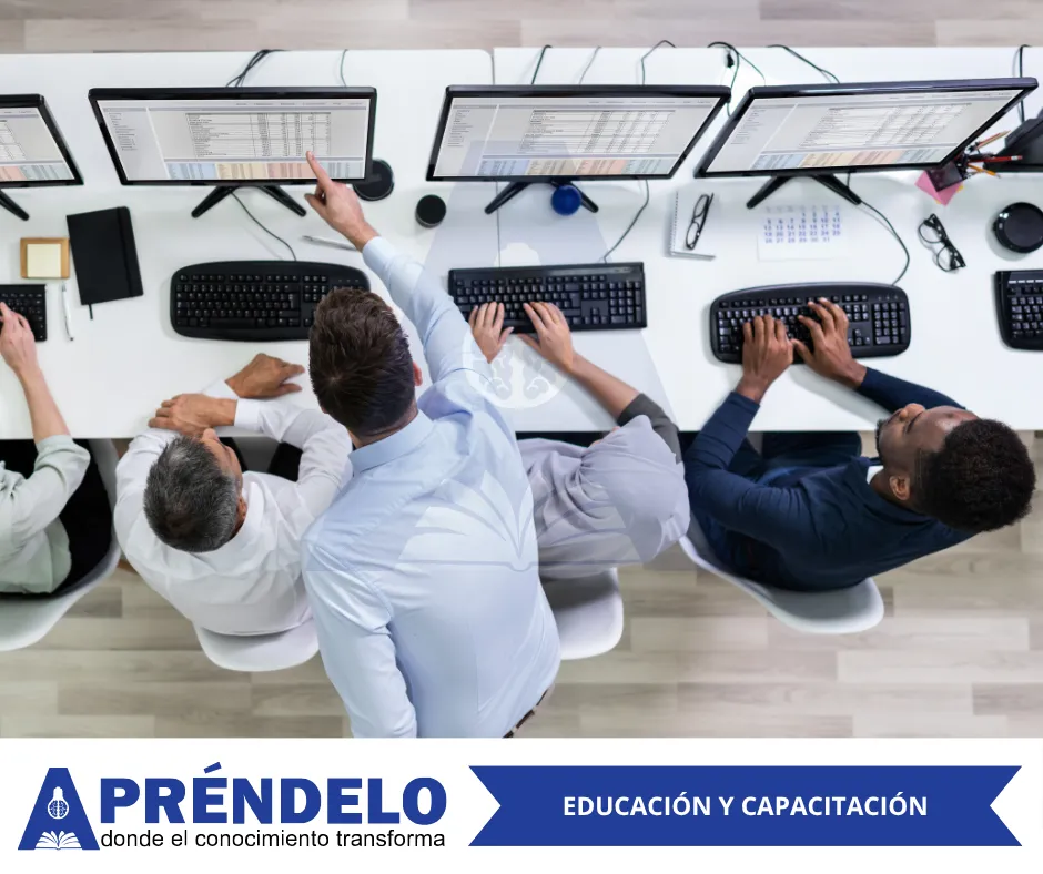 Equipo profesional en capacitación empresarial con computadoras - Cursos de Educación y Capacitación - Aprendelo