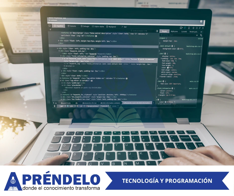 Programador escribiendo código HTML CSS JavaScript en laptop - Cursos de Programación - Aprendelo