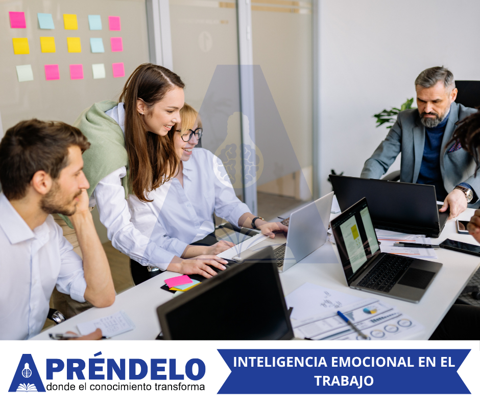 Equipo de profesionales en reunión colaborativa desarrollando inteligencia emocional y habilidades de comunicación en ambiente laboral