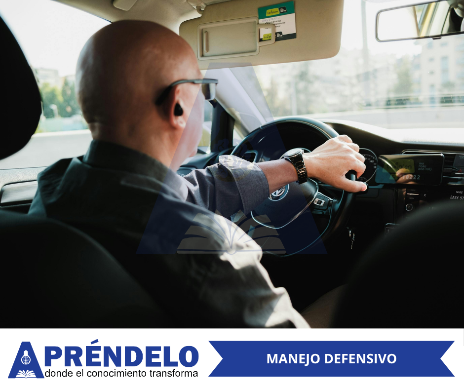 Conductor profesional aplicando técnicas de manejo defensivo en curso de seguridad vial certificado