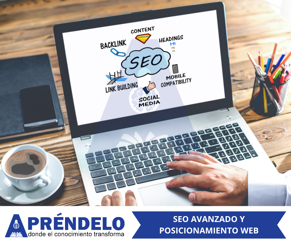 Especialista en marketing digital trabajando en estrategias de SEO y posicionamiento web con laptop mostrando conceptos de optimización