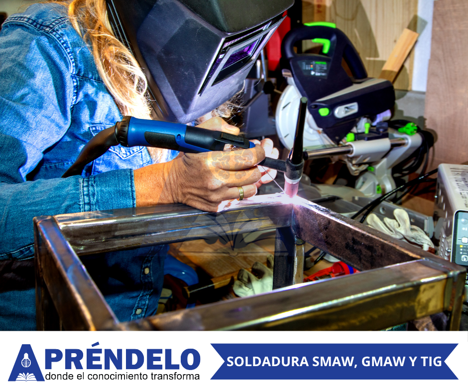 Soldador profesional realizando soldadura TIG en taller industrial con equipo de protección completo