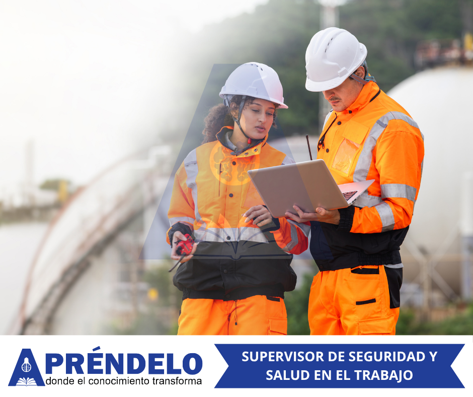 Supervisor de seguridad con EPP completo realizando inspección en obra con tablet y trabajador en campo con equipo de protección naranja